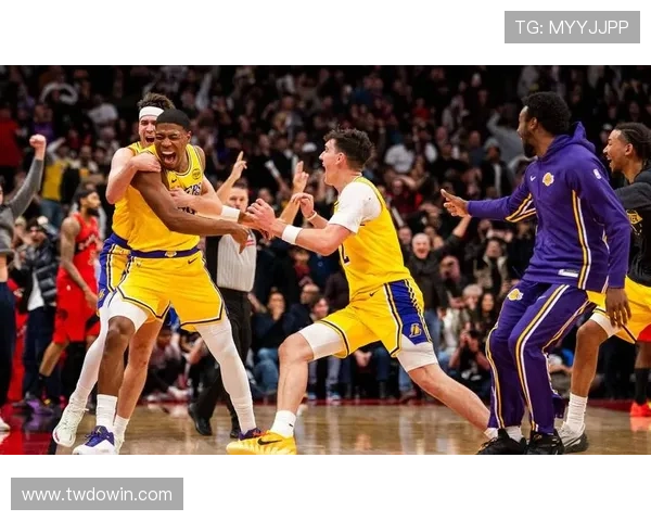 八村塁绝杀瞬间詹姆斯与湖人队员热烈庆祝场面温馨感人